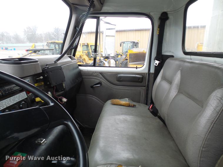 image for item DF7104 1999 International 2674 refuse truck