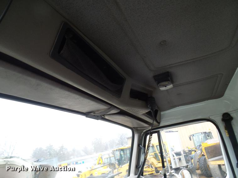 image for item DF7104 1999 International 2674 refuse truck