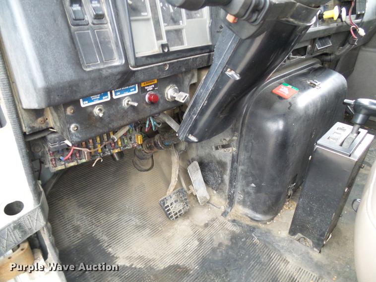 image for item DF7104 1999 International 2674 refuse truck