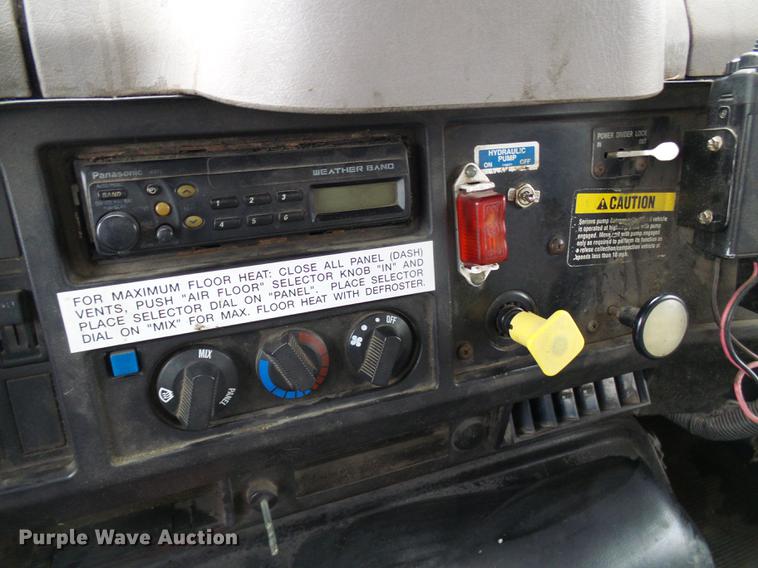 image for item DF7104 1999 International 2674 refuse truck