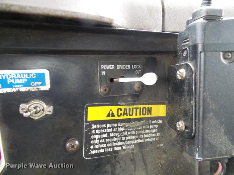 image for item DF7104 1999 International 2674 refuse truck