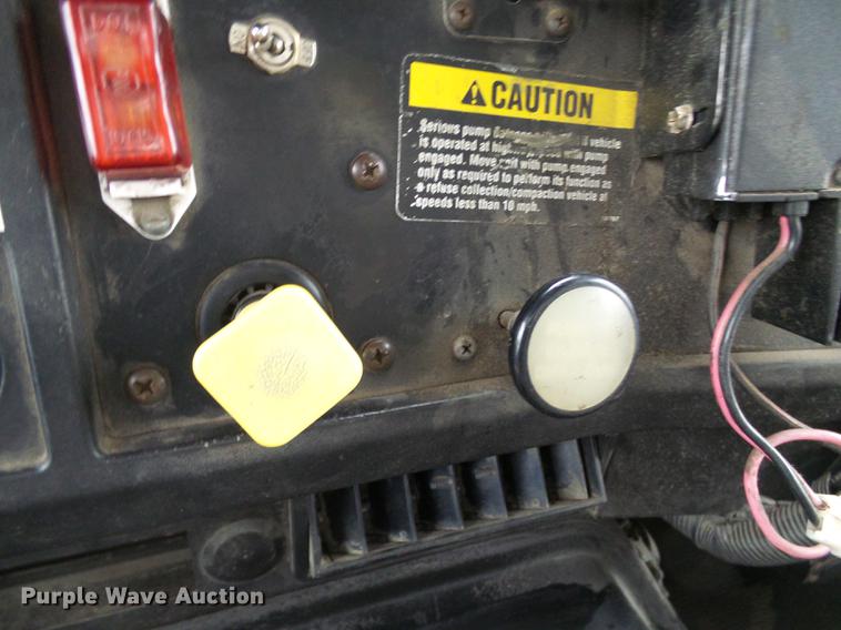 image for item DF7104 1999 International 2674 refuse truck