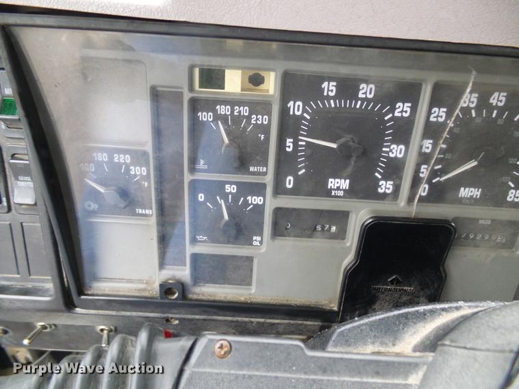 image for item DF7104 1999 International 2674 refuse truck