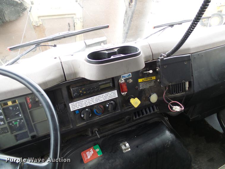 image for item DF7104 1999 International 2674 refuse truck