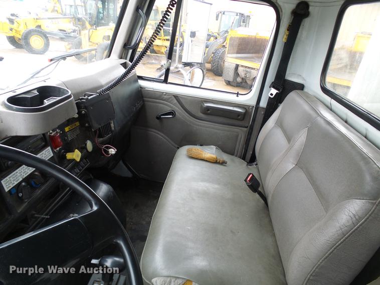 image for item DF7104 1999 International 2674 refuse truck