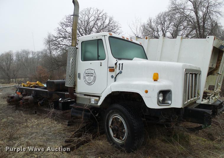 image for item DF7106 1997 International 2674 truck cab and chassis