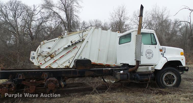 image for item DF7106 1997 International 2674 truck cab and chassis