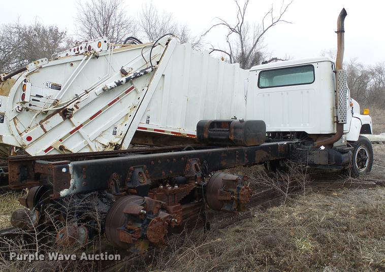 image for item DF7106 1997 International 2674 truck cab and chassis