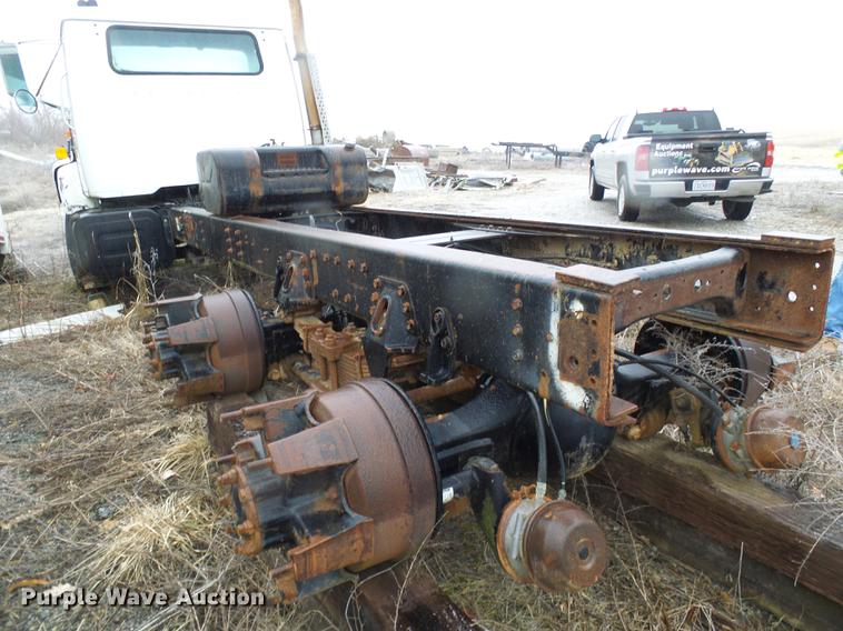 image for item DF7106 1997 International 2674 truck cab and chassis