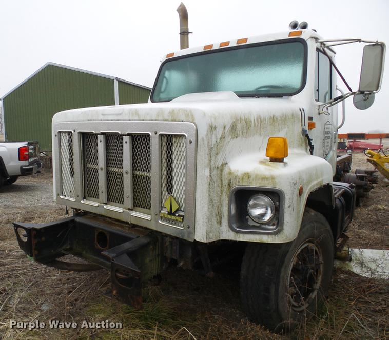 image for item DF7106 1997 International 2674 truck cab and chassis