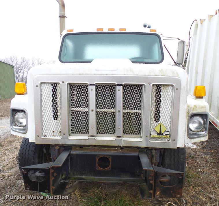 image for item DF7106 1997 International 2674 truck cab and chassis