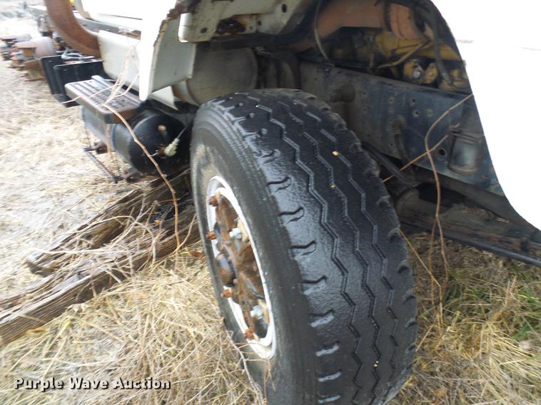 image for item DF7106 1997 International 2674 truck cab and chassis