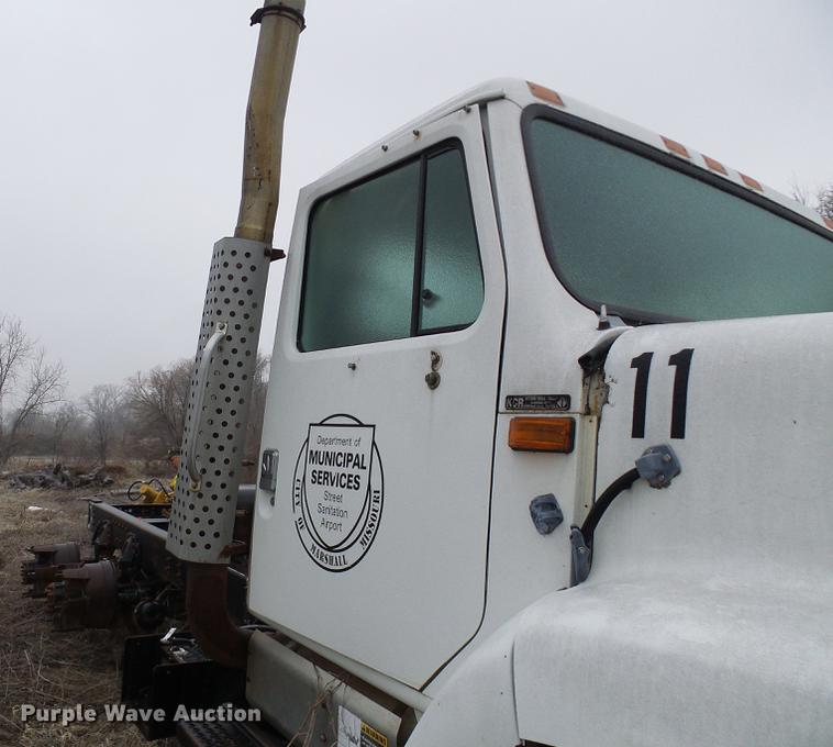 image for item DF7106 1997 International 2674 truck cab and chassis