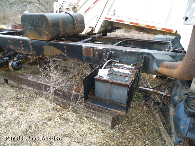 image for item DF7106 1997 International 2674 truck cab and chassis