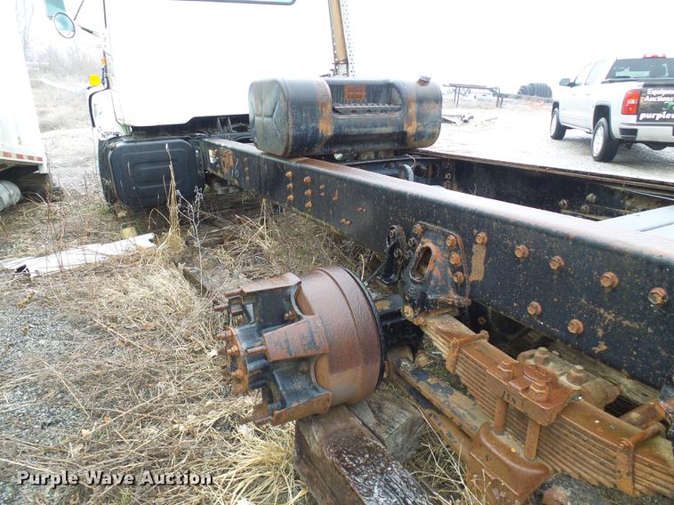 image for item DF7106 1997 International 2674 truck cab and chassis