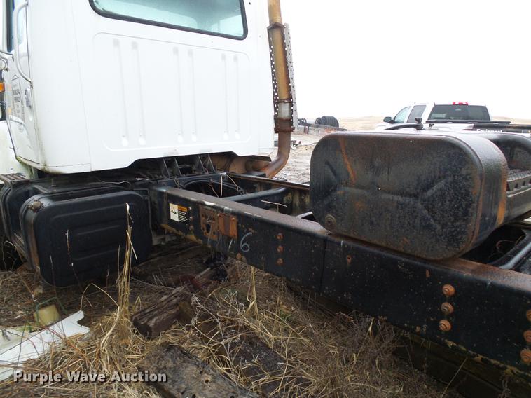 image for item DF7106 1997 International 2674 truck cab and chassis