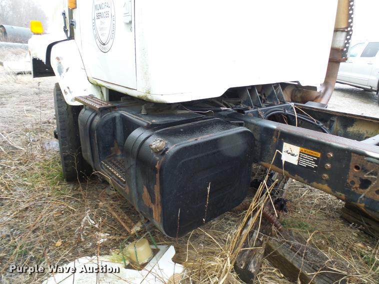 image for item DF7106 1997 International 2674 truck cab and chassis