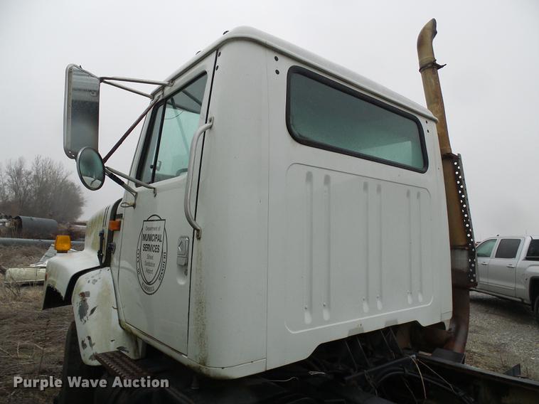 image for item DF7106 1997 International 2674 truck cab and chassis