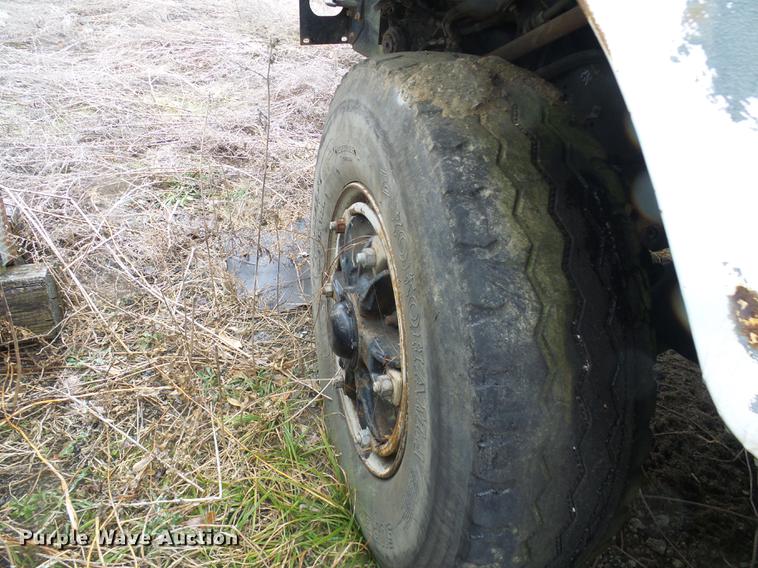 image for item DF7106 1997 International 2674 truck cab and chassis