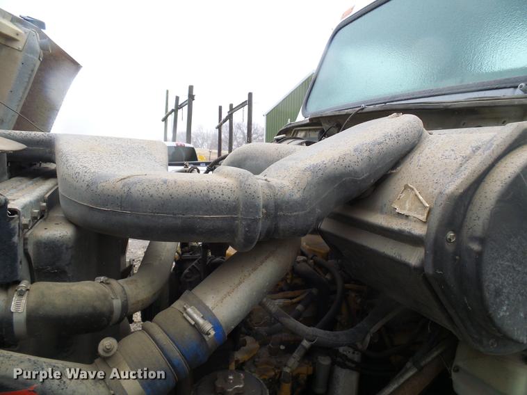 image for item DF7106 1997 International 2674 truck cab and chassis