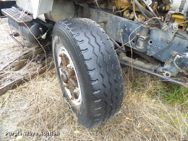 image for item DF7106 1997 International 2674 truck cab and chassis