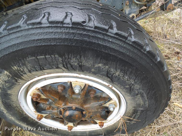 image for item DF7106 1997 International 2674 truck cab and chassis