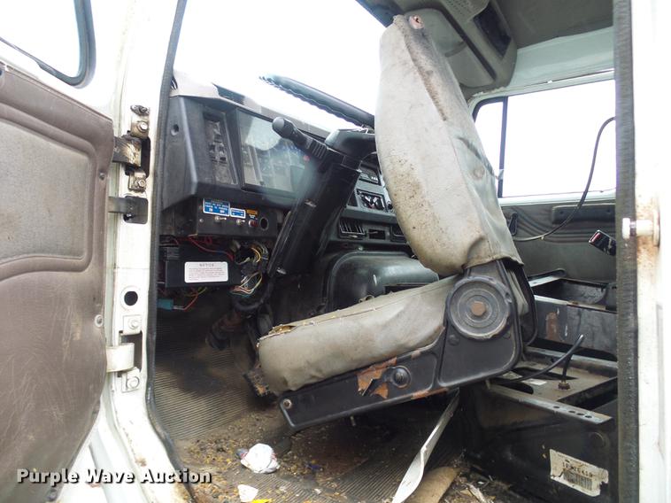 image for item DF7106 1997 International 2674 truck cab and chassis