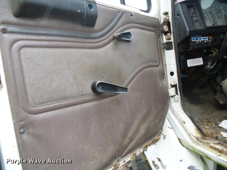 image for item DF7106 1997 International 2674 truck cab and chassis