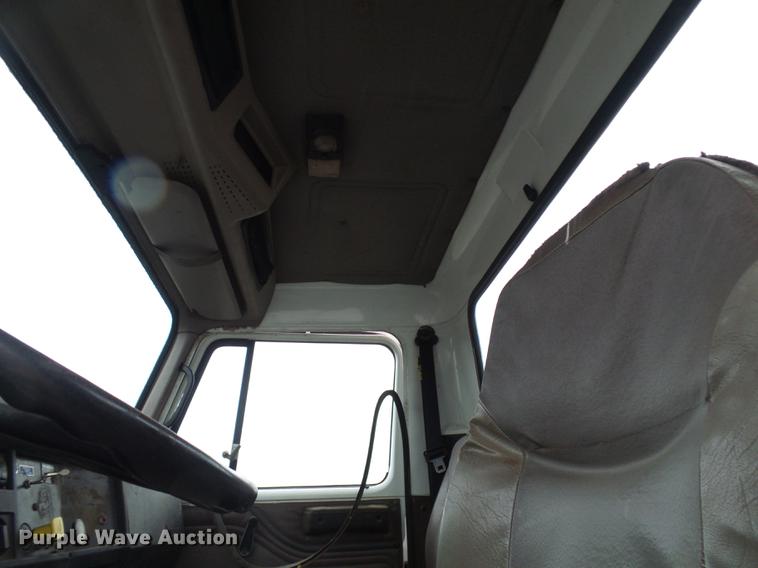 image for item DF7106 1997 International 2674 truck cab and chassis