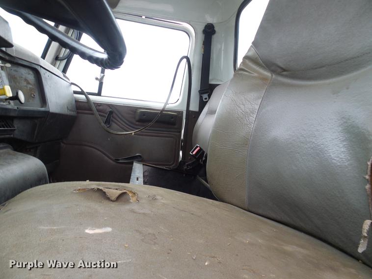 image for item DF7106 1997 International 2674 truck cab and chassis