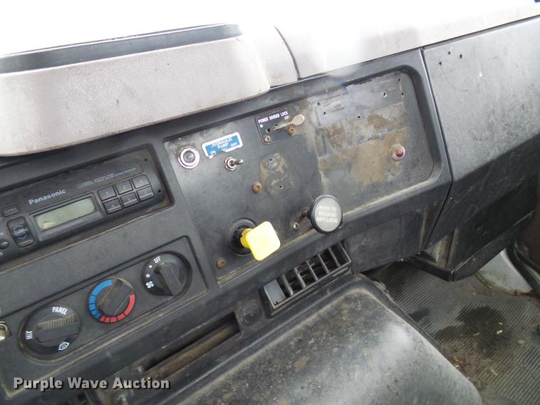 image for item DF7106 1997 International 2674 truck cab and chassis