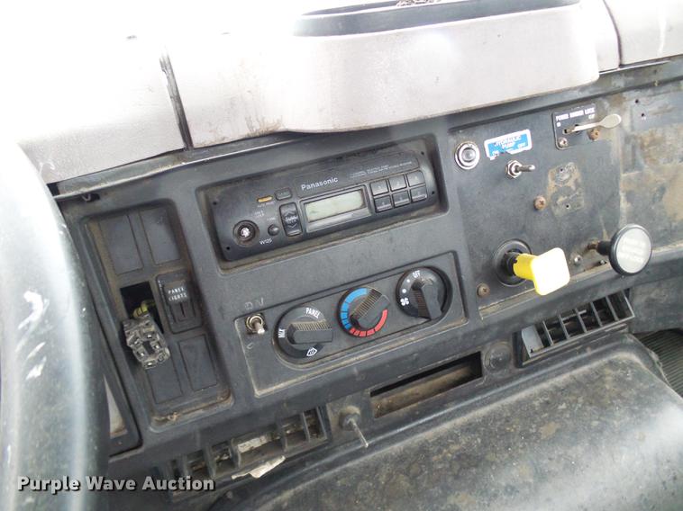 image for item DF7106 1997 International 2674 truck cab and chassis