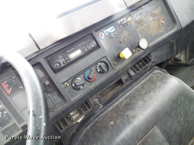 image for item DF7106 1997 International 2674 truck cab and chassis