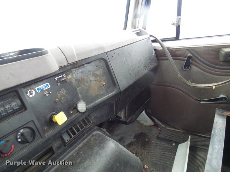 image for item DF7106 1997 International 2674 truck cab and chassis