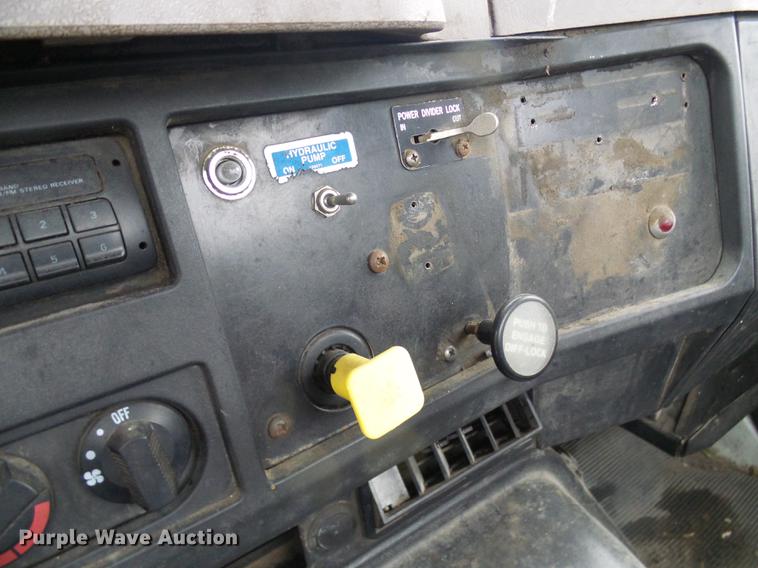 image for item DF7106 1997 International 2674 truck cab and chassis