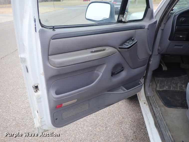 image for item DF8721 1996 Ford F150 flatbed pickup truck