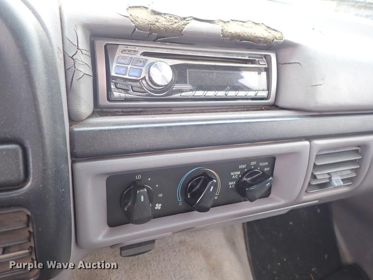 image for item DF8721 1996 Ford F150 flatbed pickup truck