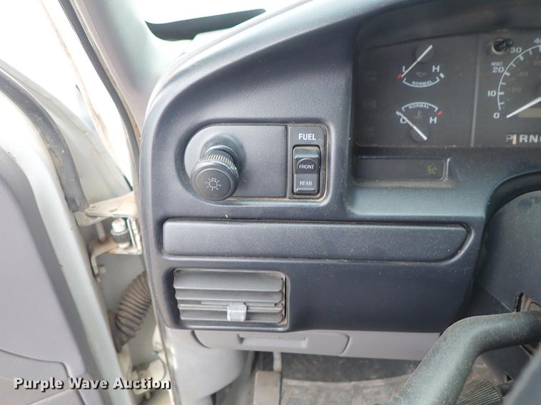 image for item DF8721 1996 Ford F150 flatbed pickup truck