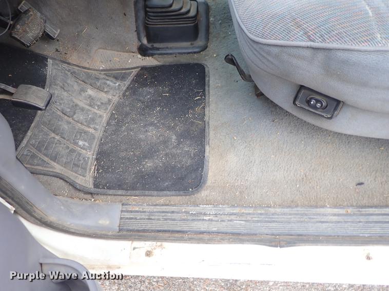 image for item DF8721 1996 Ford F150 flatbed pickup truck