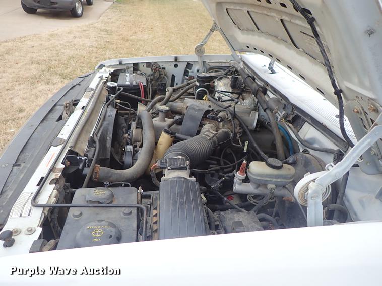 image for item DF8721 1996 Ford F150 flatbed pickup truck