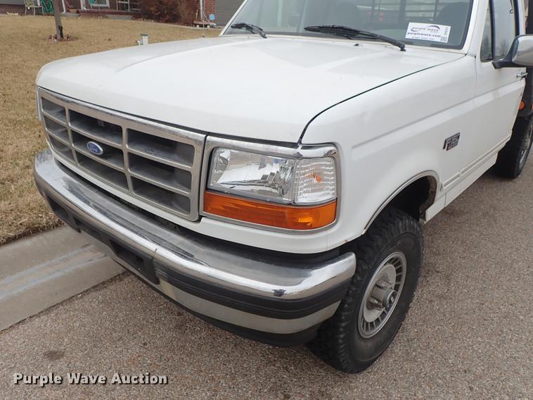 image for item DF8721 1996 Ford F150 flatbed pickup truck