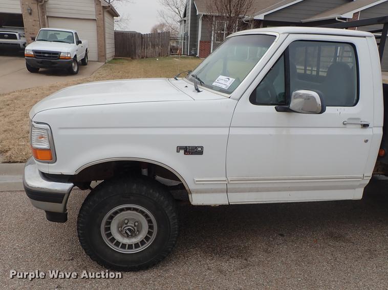 image for item DF8721 1996 Ford F150 flatbed pickup truck