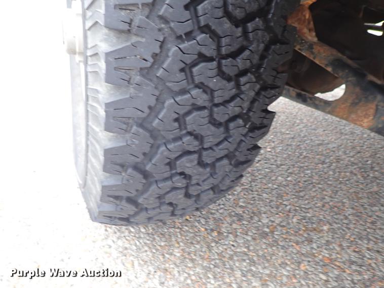 image for item DF8721 1996 Ford F150 flatbed pickup truck