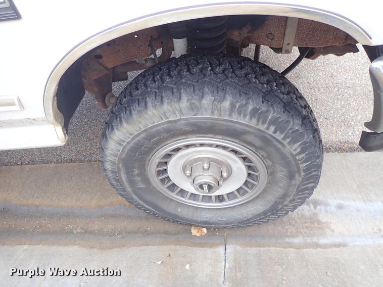 image for item DF8721 1996 Ford F150 flatbed pickup truck