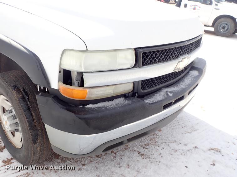 image for item DF8728 2002 Chevrolet Silverado 2500HD Ext. Cab pickup truck
