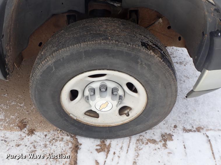 image for item DF8728 2002 Chevrolet Silverado 2500HD Ext. Cab pickup truck