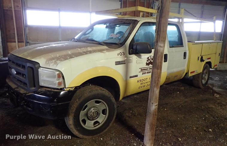 image for item DF8732 2005 Ford F350 Super Duty Crew Cab utility bed pickup truck