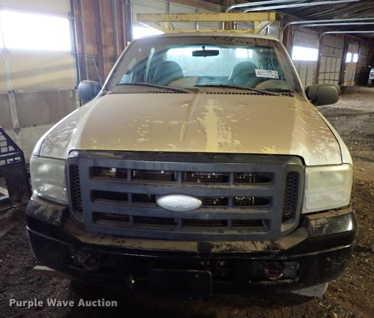image for item DF8732 2005 Ford F350 Super Duty Crew Cab utility bed pickup truck