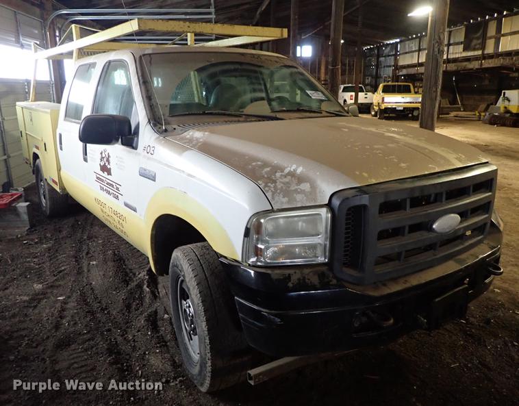 image for item DF8732 2005 Ford F350 Super Duty Crew Cab utility bed pickup truck