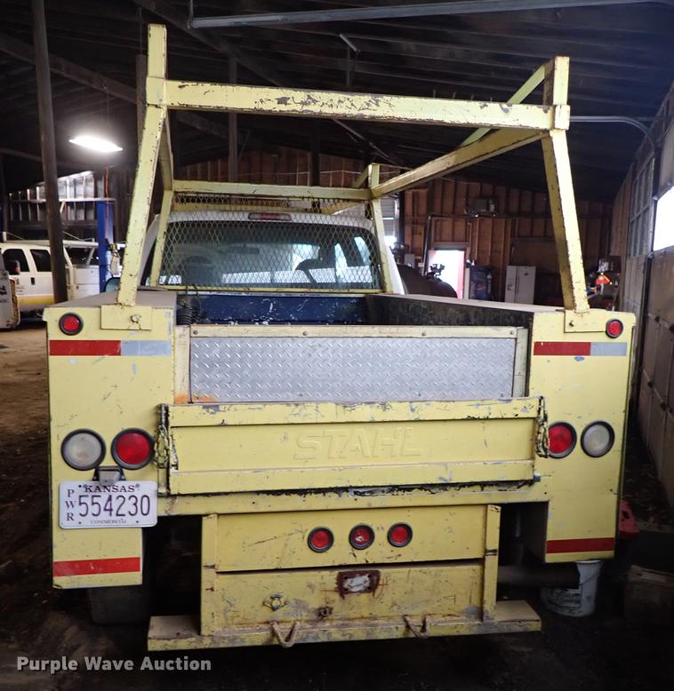 image for item DF8732 2005 Ford F350 Super Duty Crew Cab utility bed pickup truck